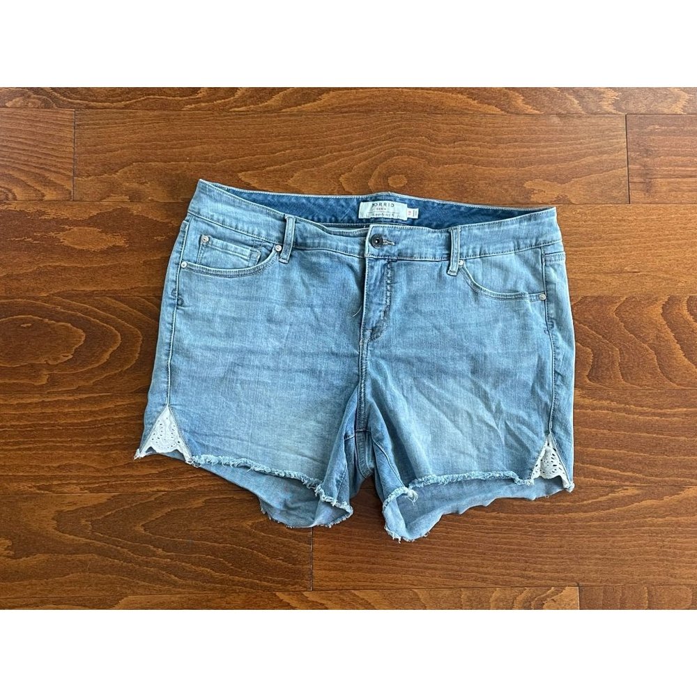 Torrid Jean Shorts Zip Fly Stretch Fringe Hem Lace Trim Denim Blue Sz 18